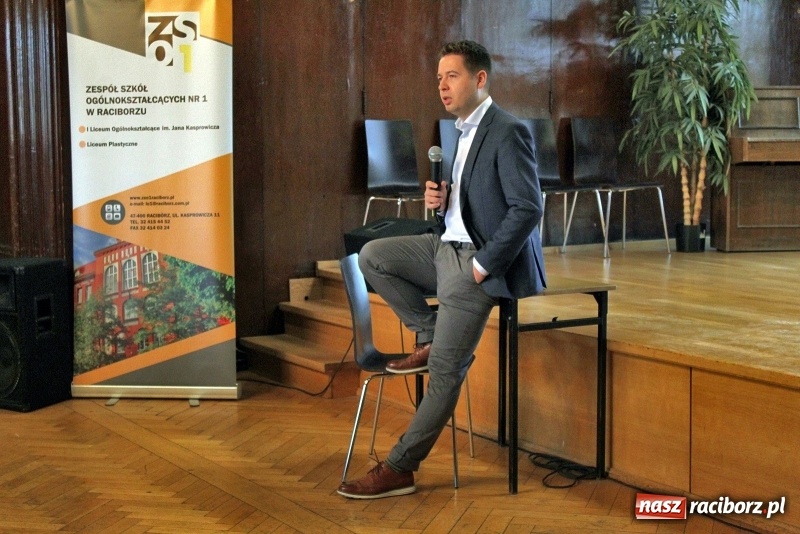 Zdjęcie w galerii na portalu naszraciborz.pl: Spotkania z absolwentem. Korespondent TVN gościem I LO  wiadomości z regionu