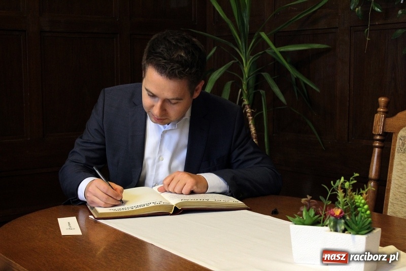 Zdjęcie w galerii na portalu naszraciborz.pl: Spotkania z absolwentem. Korespondent TVN gościem I LO  wiadomości z regionu