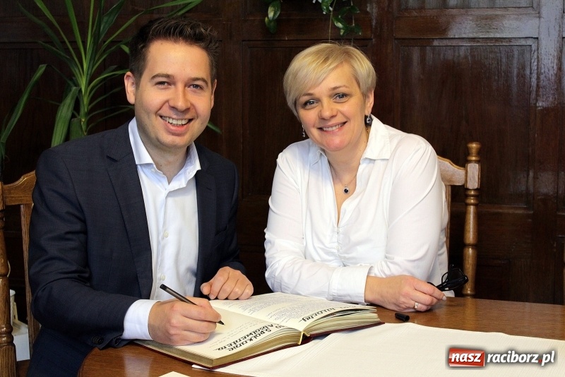 Zdjęcie w galerii na portalu naszraciborz.pl: Spotkania z absolwentem. Korespondent TVN gościem I LO  wiadomości z regionu