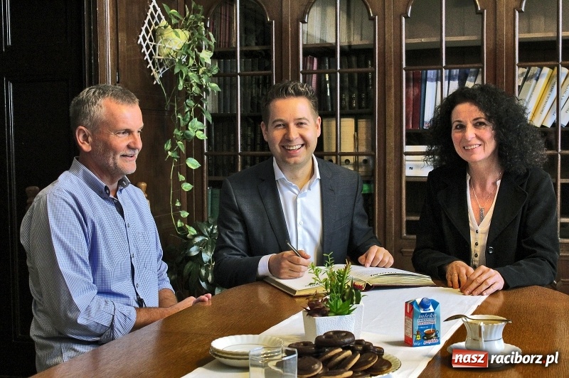 Zdjęcie w galerii na portalu naszraciborz.pl: Spotkania z absolwentem. Korespondent TVN gościem I LO  wiadomości z regionu