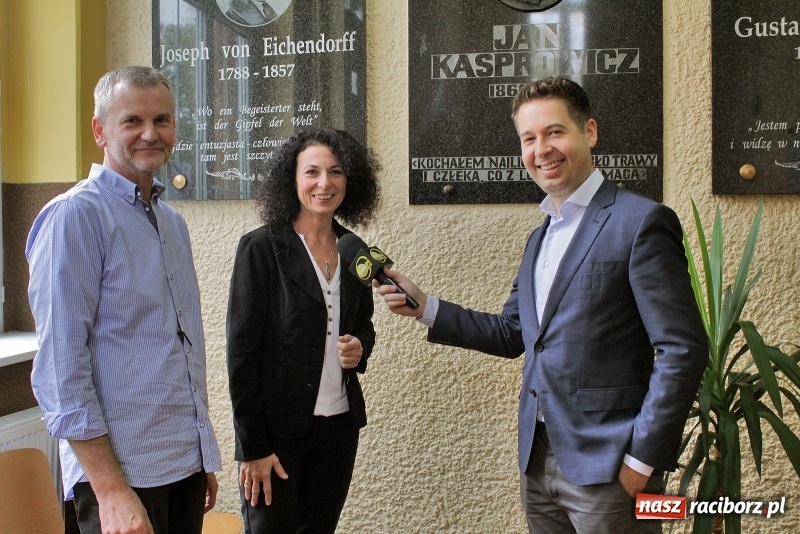 Zdjęcie w galerii na portalu naszraciborz.pl: Spotkania z absolwentem. Korespondent TVN gościem I LO  wiadomości z regionu