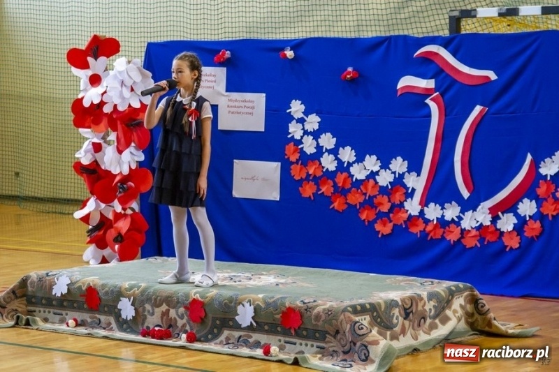 Zdjęcie w galerii na portalu naszraciborz.pl: W Kornowacu śpiewali i recytowali dla Niepodległej wiadomości z regionu