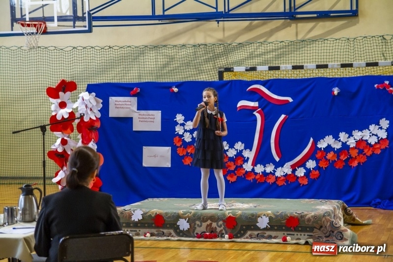 Zdjęcie w galerii na portalu naszraciborz.pl: W Kornowacu śpiewali i recytowali dla Niepodległej wiadomości z regionu