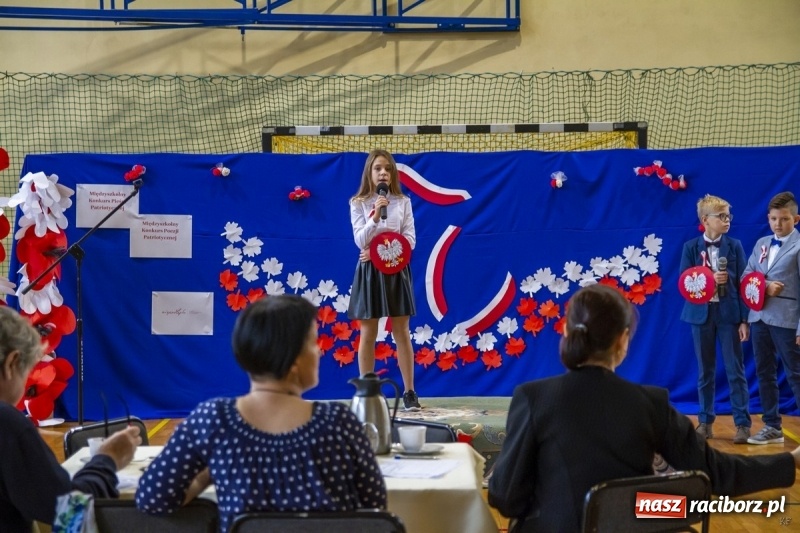 Zdjęcie w galerii na portalu naszraciborz.pl: W Kornowacu śpiewali i recytowali dla Niepodległej wiadomości z regionu