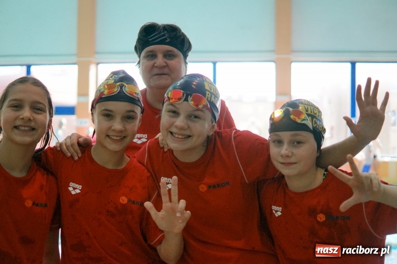 Zdjęcie w galerii na portalu naszraciborz.pl: Brązowa sztafeta dziewcząt z SP 15 wiadomości z regionu