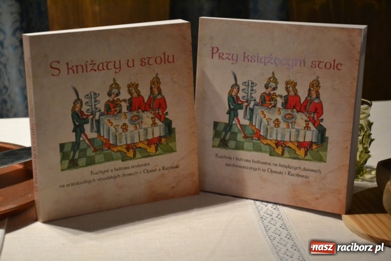 Zdjęcie w galerii na portalu naszraciborz.pl: Przy książęcym stole. Katalog wystawy na Zamku Piastowskim wiadomości z regionu