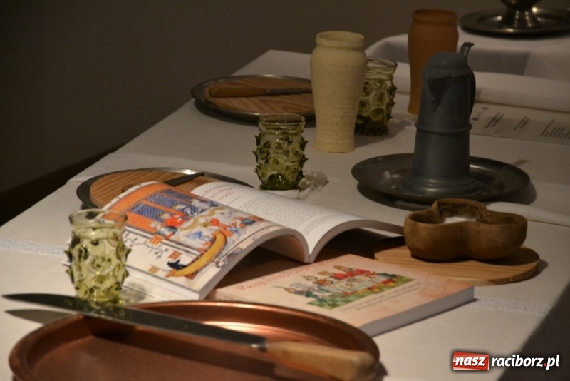 Zdjęcie w galerii na portalu naszraciborz.pl: Przy książęcym stole. Katalog wystawy na Zamku Piastowskim wiadomości z regionu