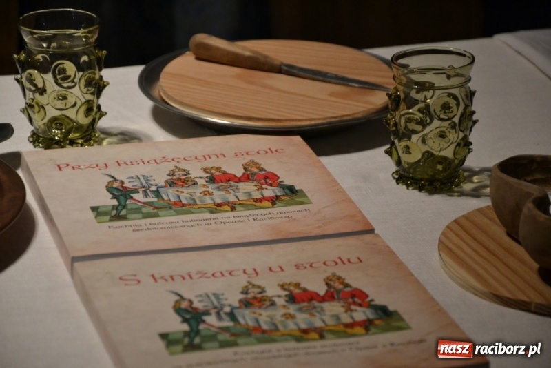 Zdjęcie w galerii na portalu naszraciborz.pl: Przy książęcym stole. Katalog wystawy na Zamku Piastowskim wiadomości z regionu