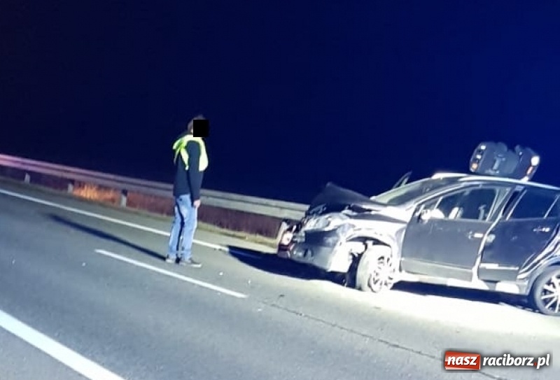 Zdjęcie w galerii na portalu naszraciborz.pl: Zderzenie passata i suzuki na DK 78 w Zabełkowie  wiadomości z regionu