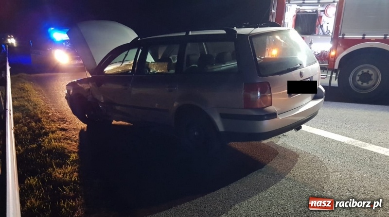 Zdjęcie w galerii na portalu naszraciborz.pl: Zderzenie passata i suzuki na DK 78 w Zabełkowie  wiadomości z regionu