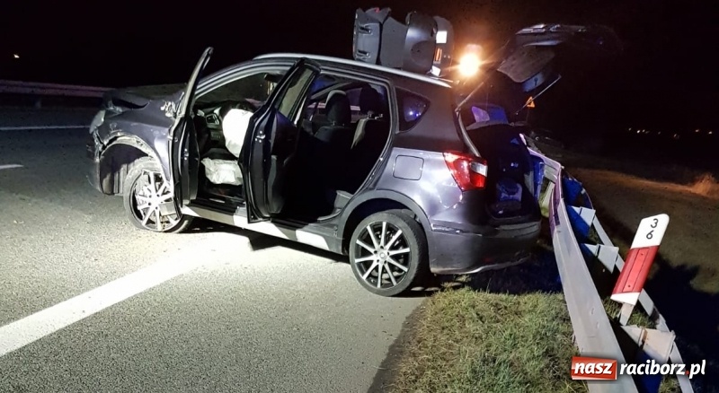 Zdjęcie w galerii na portalu naszraciborz.pl: Zderzenie passata i suzuki na DK 78 w Zabełkowie  wiadomości z regionu