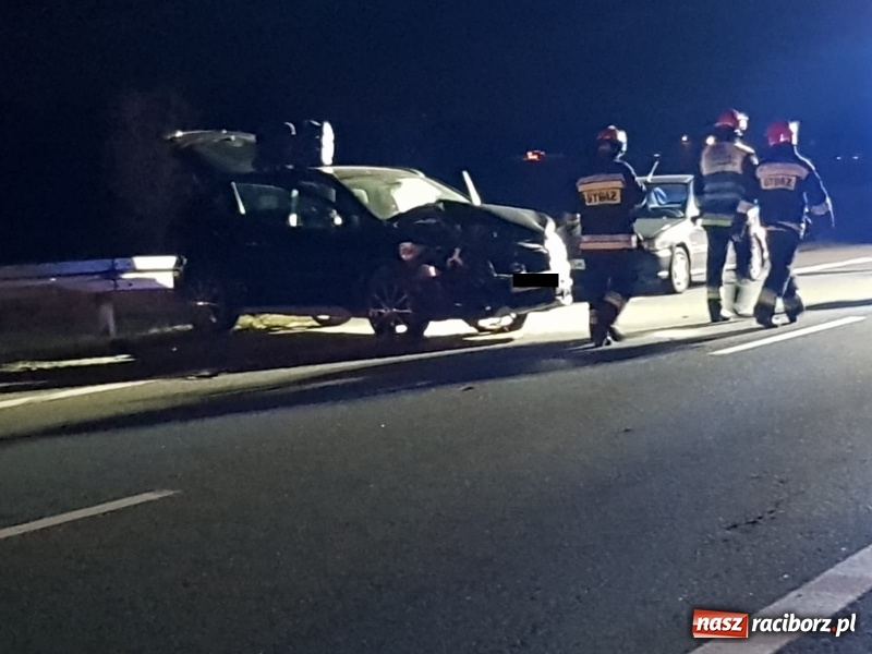 Zdjęcie w galerii na portalu naszraciborz.pl: Zderzenie passata i suzuki na DK 78 w Zabełkowie  wiadomości z regionu