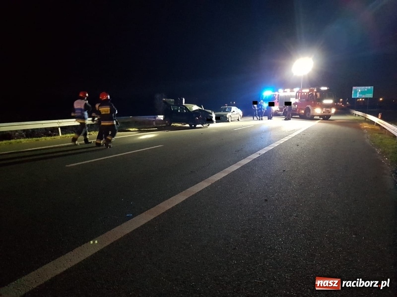 Zdjęcie w galerii na portalu naszraciborz.pl: Zderzenie passata i suzuki na DK 78 w Zabełkowie  wiadomości z regionu