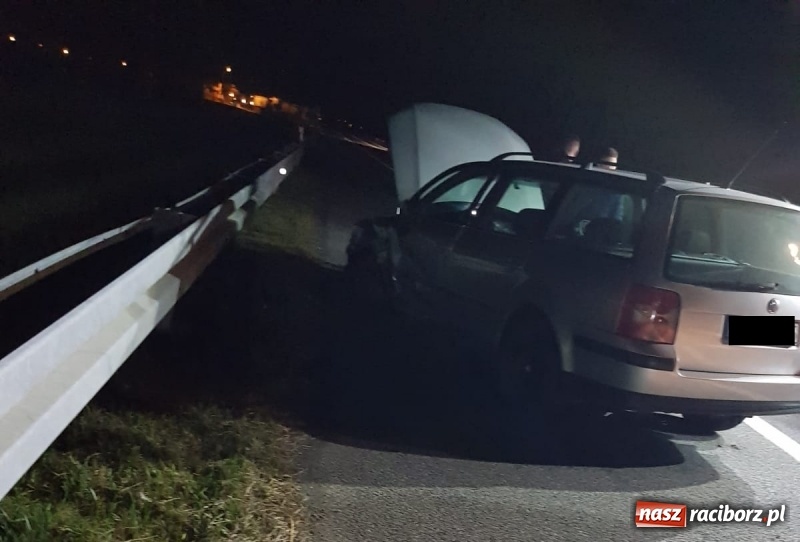 Zdjęcie w galerii na portalu naszraciborz.pl: Zderzenie passata i suzuki na DK 78 w Zabełkowie  wiadomości z regionu