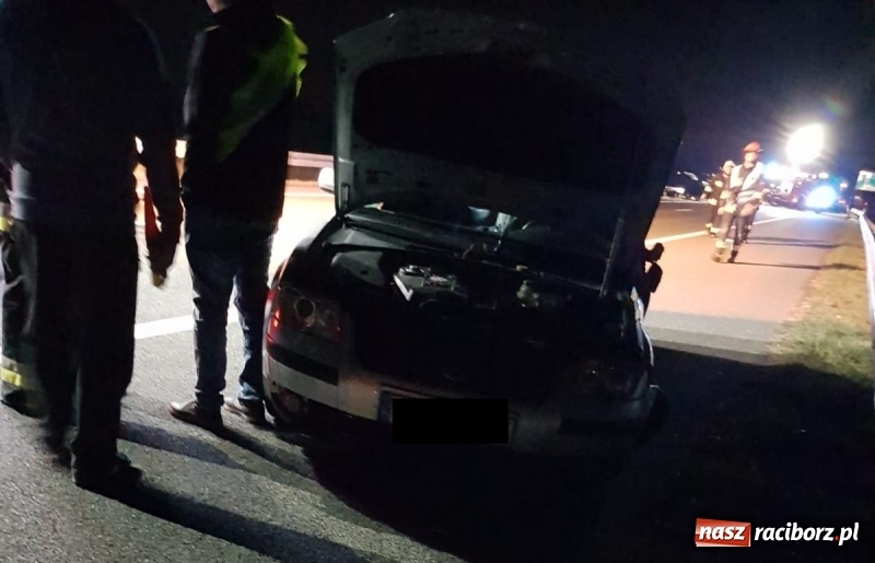 Zdjęcie w galerii na portalu naszraciborz.pl: Zderzenie passata i suzuki na DK 78 w Zabełkowie  wiadomości z regionu