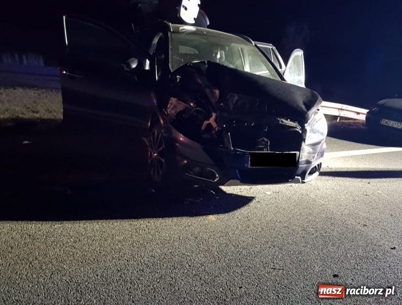 Zdjęcie w galerii na portalu naszraciborz.pl: Zderzenie passata i suzuki na DK 78 w Zabełkowie  wiadomości z regionu