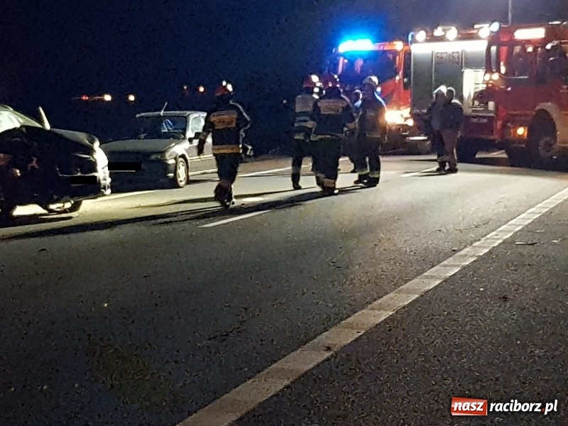 Zdjęcie w galerii na portalu naszraciborz.pl: Zderzenie passata i suzuki na DK 78 w Zabełkowie  wiadomości z regionu