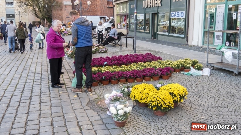 Zdjęcie w galerii na portalu naszraciborz.pl: Racibórz gotowy na Wszystkich Świętych i Dzień Zaduszny. Groby z roku na rok odwiedza coraz mniej osób wiadomości z regionu