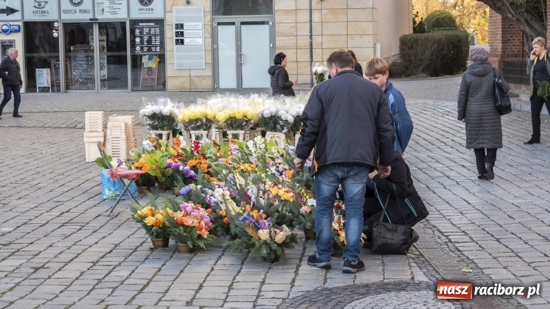 Zdjęcie w galerii na portalu naszraciborz.pl: Racibórz gotowy na Wszystkich Świętych i Dzień Zaduszny. Groby z roku na rok odwiedza coraz mniej osób wiadomości z regionu