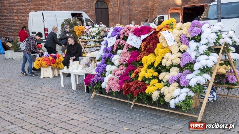 Zdjęcie w galerii na portalu naszraciborz.pl: Racibórz gotowy na Wszystkich Świętych i Dzień Zaduszny. Groby z roku na rok odwiedza coraz mniej osób wiadomości z regionu
