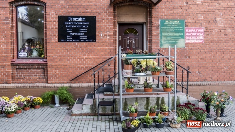 Zdjęcie w galerii na portalu naszraciborz.pl: Racibórz gotowy na Wszystkich Świętych i Dzień Zaduszny. Groby z roku na rok odwiedza coraz mniej osób wiadomości z regionu