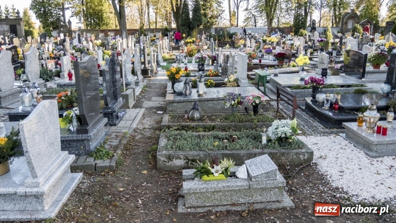 Zdjęcie w galerii na portalu naszraciborz.pl: Racibórz gotowy na Wszystkich Świętych i Dzień Zaduszny. Groby z roku na rok odwiedza coraz mniej osób wiadomości z regionu