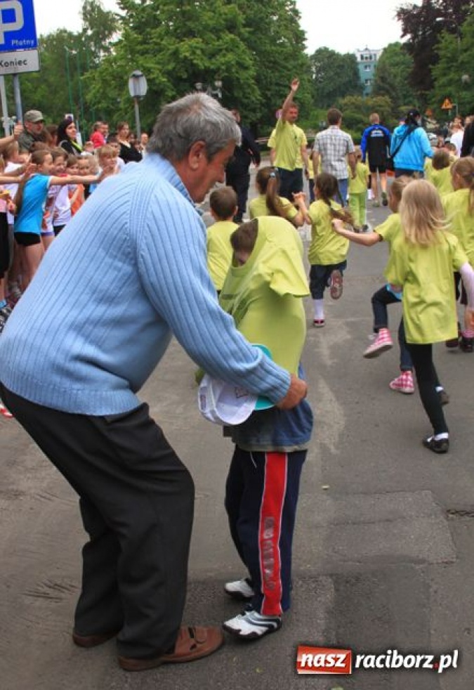 Zdjęcie w galerii na portalu naszraciborz.pl: Dorośli, młodzież i dzieci promują bieganie wiadomości z regionu