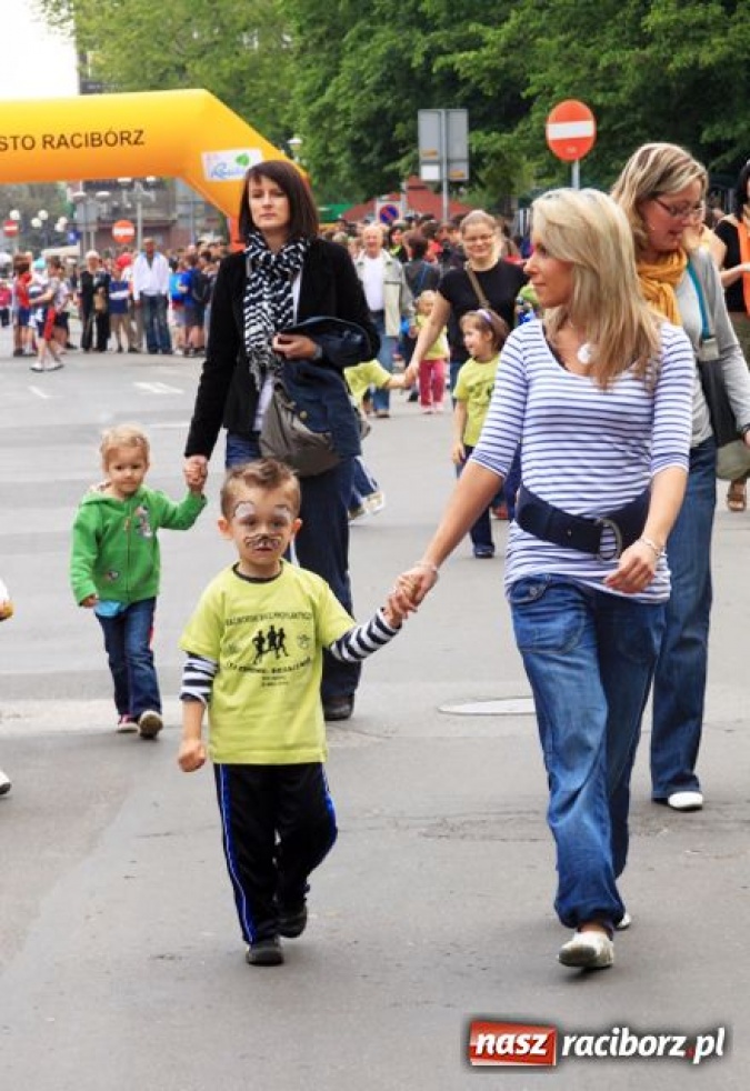 Zdjęcie w galerii na portalu naszraciborz.pl: Dorośli, młodzież i dzieci promują bieganie wiadomości z regionu