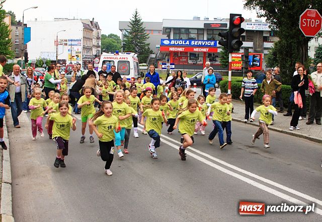 Zdjęcie w galerii na portalu naszraciborz.pl: Dorośli, młodzież i dzieci promują bieganie wiadomości z regionu