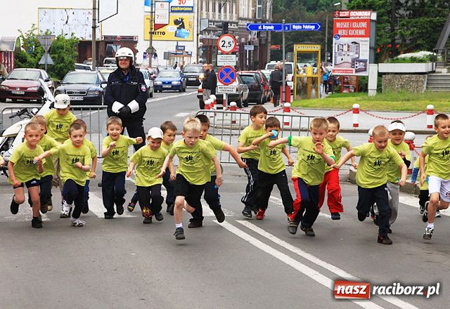 Zdjęcie w galerii na portalu naszraciborz.pl: Dorośli, młodzież i dzieci promują bieganie wiadomości z regionu