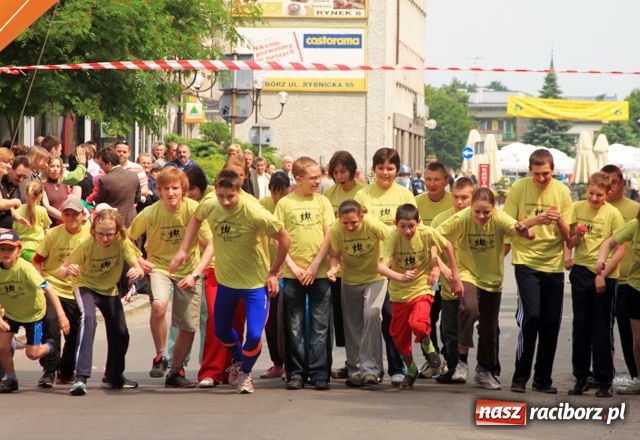 Zdjęcie w galerii na portalu naszraciborz.pl: Dorośli, młodzież i dzieci promują bieganie wiadomości z regionu
