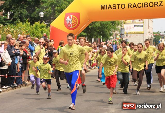 Zdjęcie w galerii na portalu naszraciborz.pl: Dorośli, młodzież i dzieci promują bieganie wiadomości z regionu
