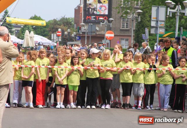 Zdjęcie w galerii na portalu naszraciborz.pl: Dorośli, młodzież i dzieci promują bieganie wiadomości z regionu