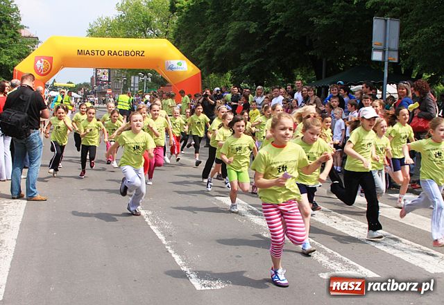 Zdjęcie w galerii na portalu naszraciborz.pl: Dorośli, młodzież i dzieci promują bieganie wiadomości z regionu