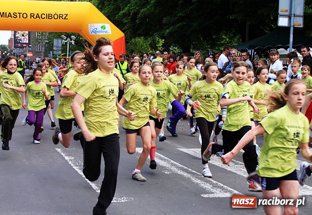 Zdjęcie w galerii na portalu naszraciborz.pl: Dorośli, młodzież i dzieci promują bieganie wiadomości z regionu