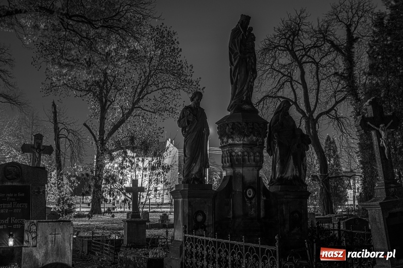 Zdjęcie w galerii na portalu naszraciborz.pl: Wszystkich Świętych. Raciborskie nekropolie po zmierzchu  wiadomości z regionu