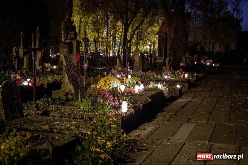 Zdjęcie w galerii na portalu naszraciborz.pl: Wszystkich Świętych. Raciborskie nekropolie po zmierzchu  wiadomości z regionu