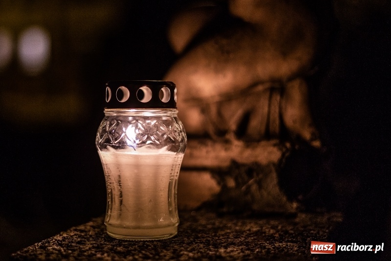 Zdjęcie w galerii na portalu naszraciborz.pl: Wszystkich Świętych. Raciborskie nekropolie po zmierzchu  wiadomości z regionu