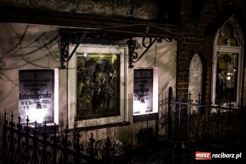 Zdjęcie w galerii na portalu naszraciborz.pl: Wszystkich Świętych. Raciborskie nekropolie po zmierzchu  wiadomości z regionu