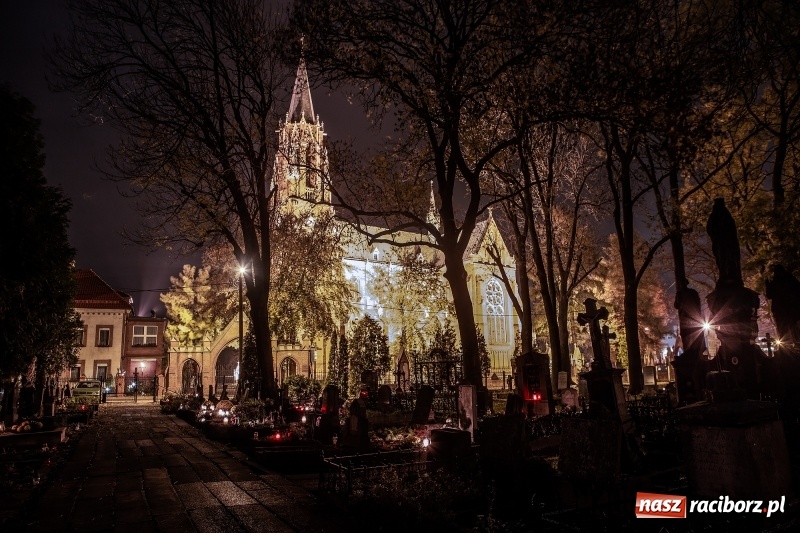 Zdjęcie w galerii na portalu naszraciborz.pl: Wszystkich Świętych. Raciborskie nekropolie po zmierzchu  wiadomości z regionu
