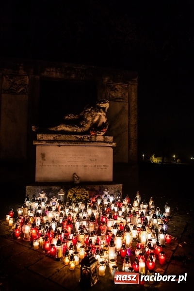 Zdjęcie w galerii na portalu naszraciborz.pl: Wszystkich Świętych. Raciborskie nekropolie po zmierzchu  wiadomości z regionu