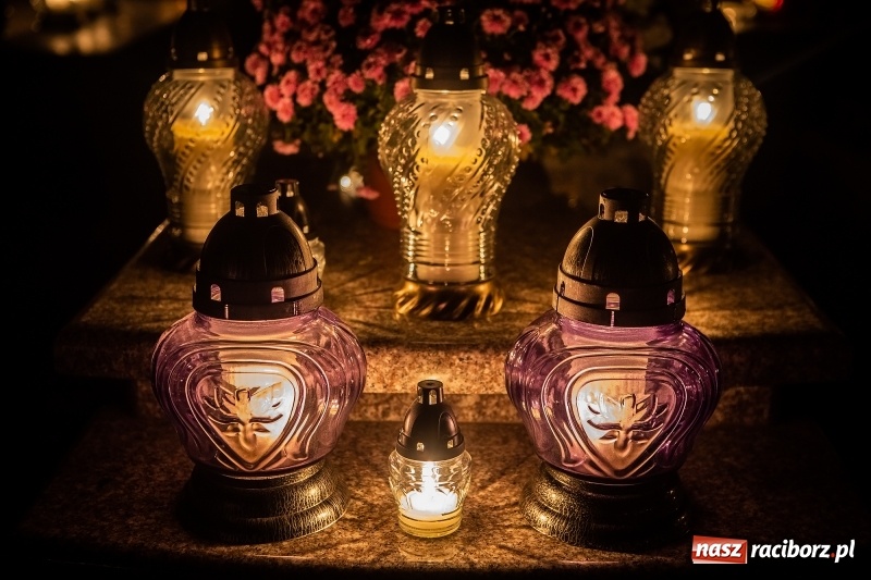 Zdjęcie w galerii na portalu naszraciborz.pl: Wszystkich Świętych. Raciborskie nekropolie po zmierzchu  wiadomości z regionu