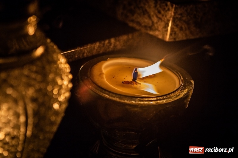 Zdjęcie w galerii na portalu naszraciborz.pl: Wszystkich Świętych. Raciborskie nekropolie po zmierzchu  wiadomości z regionu
