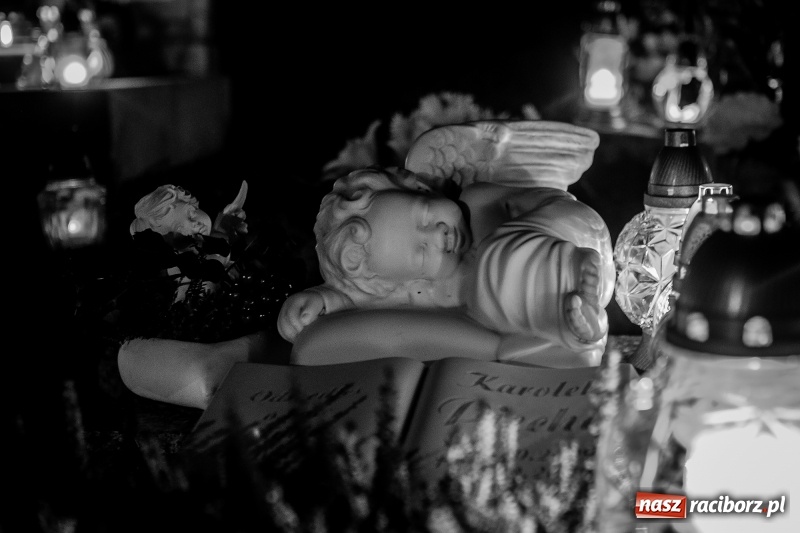 Zdjęcie w galerii na portalu naszraciborz.pl: Wszystkich Świętych. Raciborskie nekropolie po zmierzchu  wiadomości z regionu