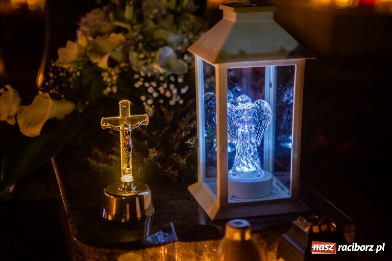 Zdjęcie w galerii na portalu naszraciborz.pl: Wszystkich Świętych. Raciborskie nekropolie po zmierzchu  wiadomości z regionu