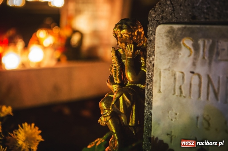 Zdjęcie w galerii na portalu naszraciborz.pl: Wszystkich Świętych. Raciborskie nekropolie po zmierzchu  wiadomości z regionu