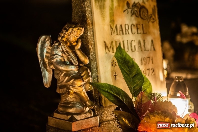 Zdjęcie w galerii na portalu naszraciborz.pl: Wszystkich Świętych. Raciborskie nekropolie po zmierzchu  wiadomości z regionu