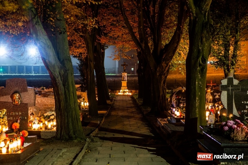 Zdjęcie w galerii na portalu naszraciborz.pl: Wszystkich Świętych. Raciborskie nekropolie po zmierzchu  wiadomości z regionu