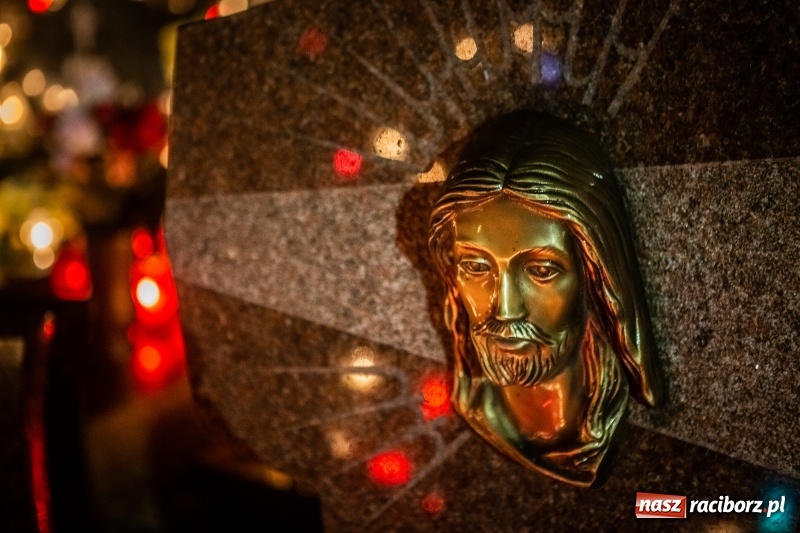 Zdjęcie w galerii na portalu naszraciborz.pl: Wszystkich Świętych. Raciborskie nekropolie po zmierzchu  wiadomości z regionu