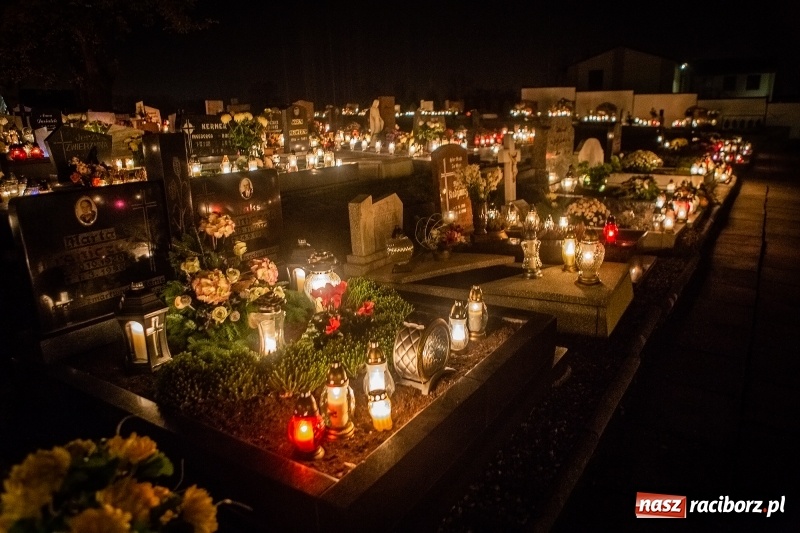 Zdjęcie w galerii na portalu naszraciborz.pl: Wszystkich Świętych. Raciborskie nekropolie po zmierzchu  wiadomości z regionu